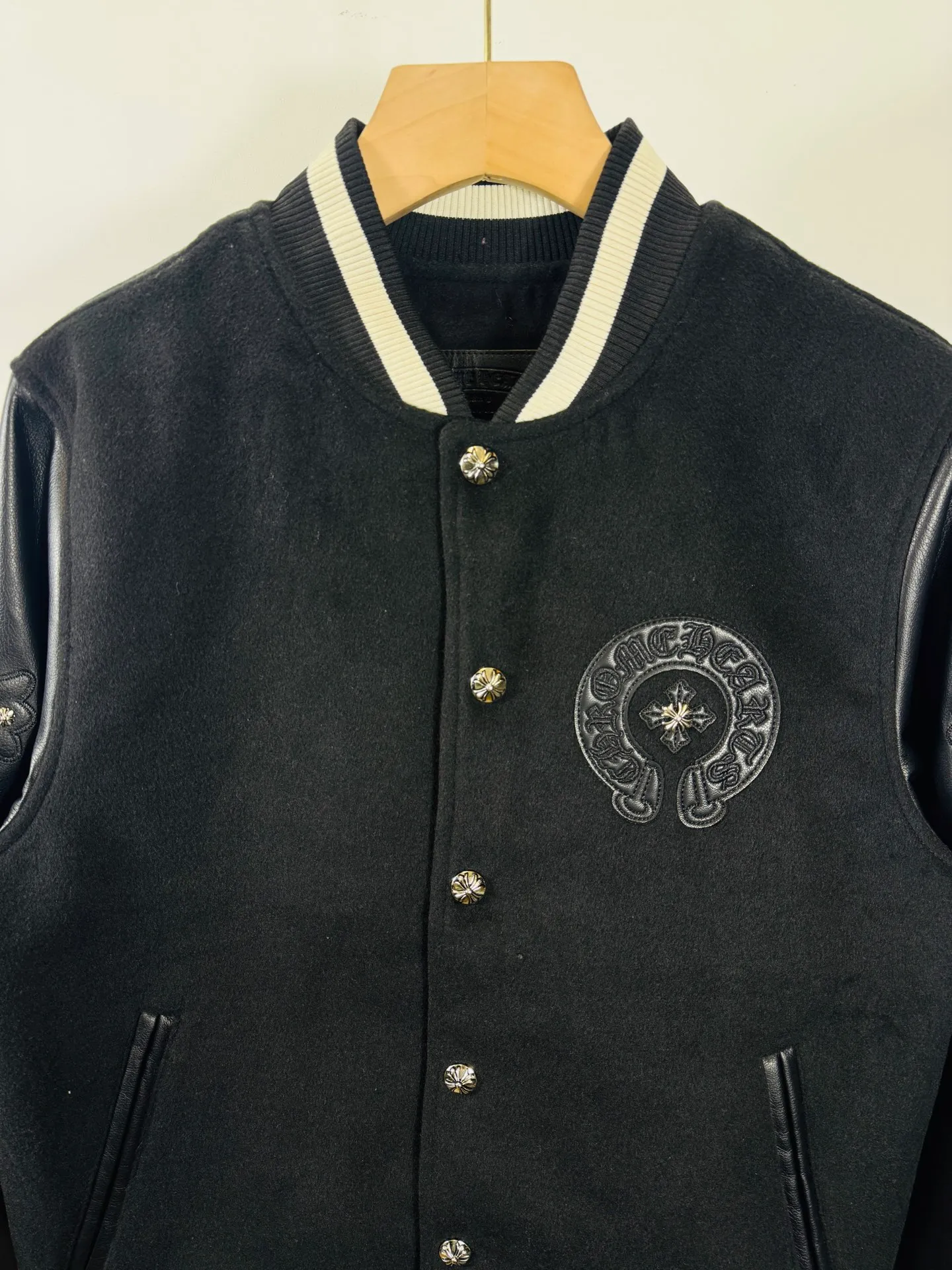 P520 top version 🐮 Real shot without P, ​​different from market products] Chrome Hearts 🍁Winter clothing is coming🍁 Sanskrit cross woolen leather sleeves spliced ​​baseball embroidered cotton jacket, heavy embroidery ➕ special craftsmanship of double sleeve splicing, counter synchronization, heavy industry! ! Customized version of thickened woolen fabric, silk lining, customized version of hardware, not the ordinary version on the market! Color: Black Red Code: S, M, L, XL